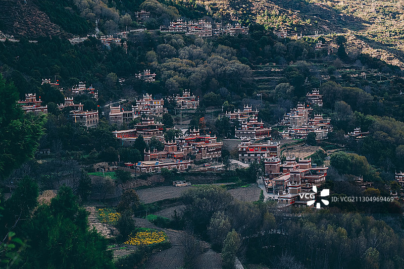 在山坡上,成百上千幢色彩鲜艳的“城堡”错落有致地遍布在田野和图片素材