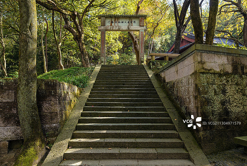 清晨宁静寺庙一角图片素材