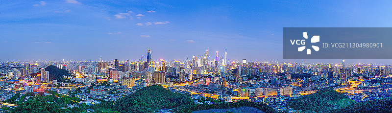白云山俯瞰广州CBD金融区夜景全景图片素材