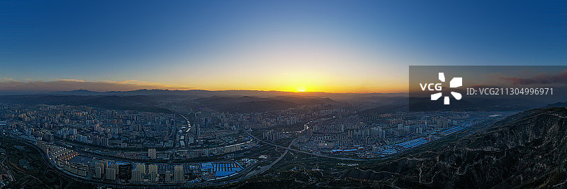 中国西北地区青海省西宁市凤凰山园树立交航拍夜景全景图图片素材