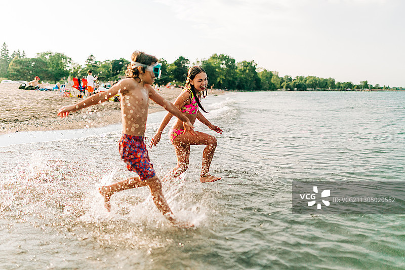 白人男孩和女孩在湖里玩耍，夏季，美国威斯康星州基诺沙图片素材