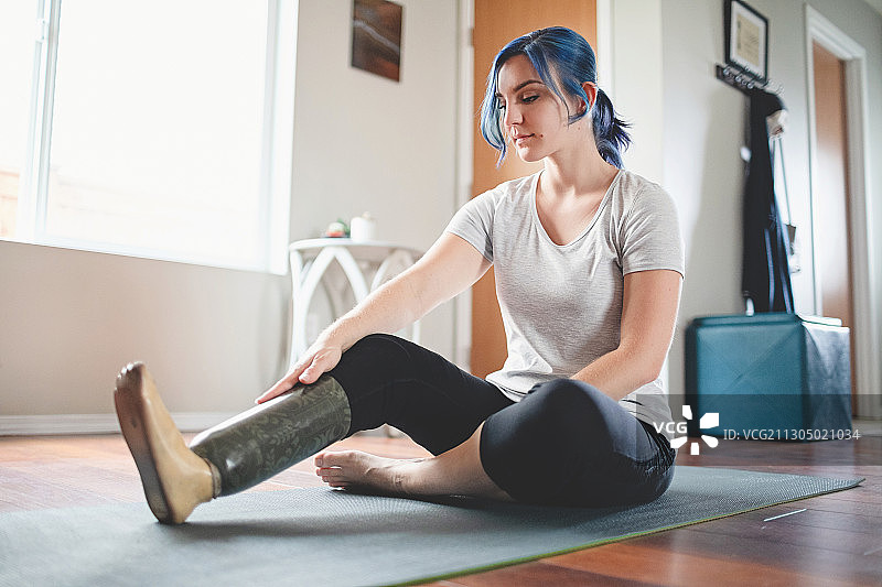 在瑜伽垫上的截肢女人，美国华盛顿州图片素材