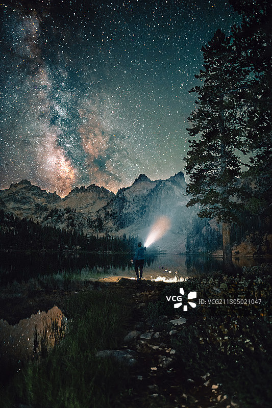 观星者夜晚湖边手电筒照明，美国图片素材