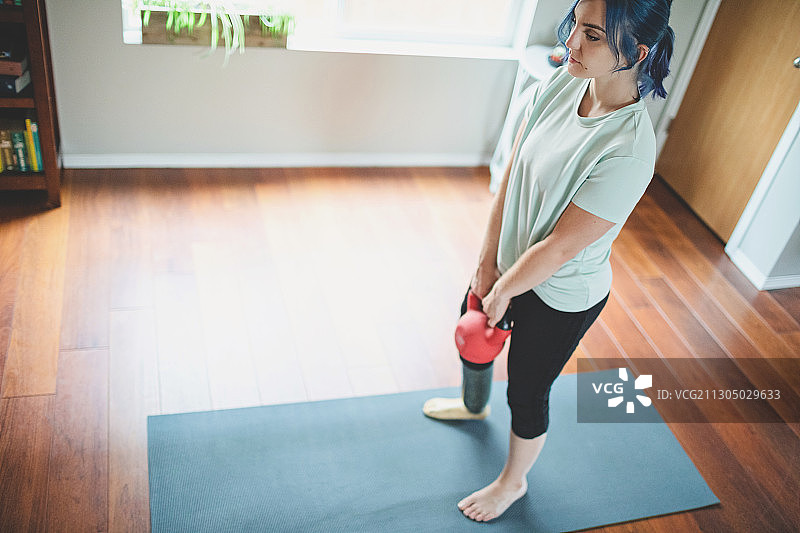 拿着壶铃的截肢女人，美国华盛顿州波尔斯博图片素材