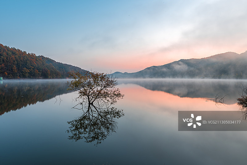 湖畔晨光图片素材