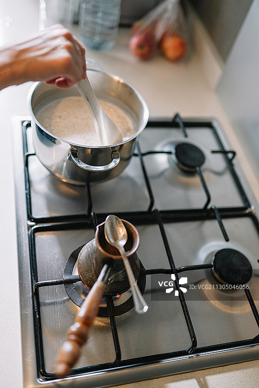 白人女子在西班牙的炉子上准备早餐图片素材