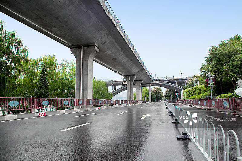 高架桥下淋过雨的路面图片素材