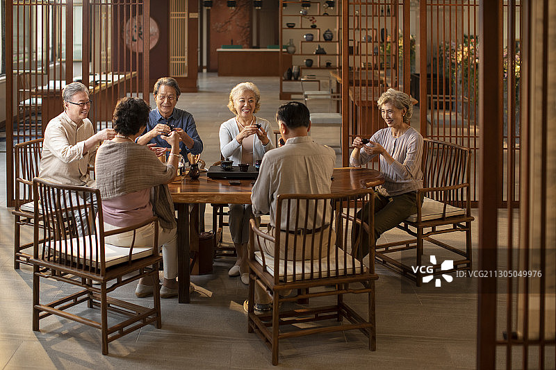 老人们聚在茶馆喝茶聊天图片素材