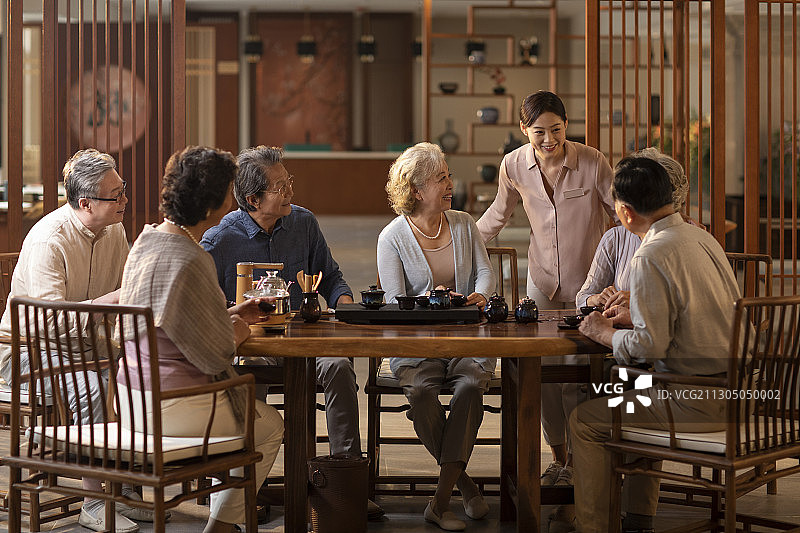 老人们聚在一起喝茶聊天图片素材