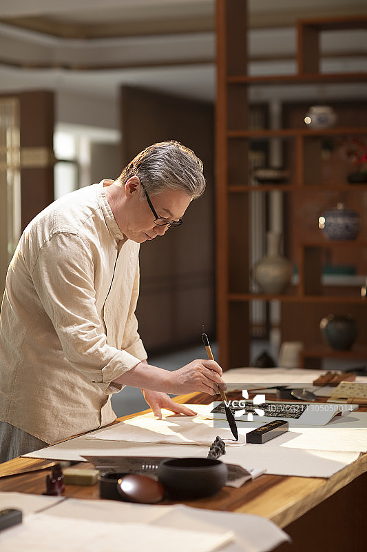 老年人在书房练习书法图片素材