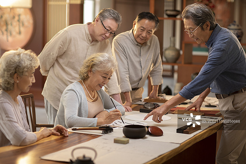 老人们聚在一起练习书法图片素材