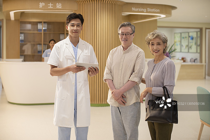 医生与老年夫妇图片素材