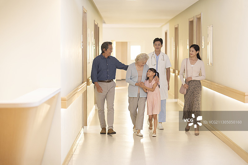 小女孩和家人接奶奶出院图片素材