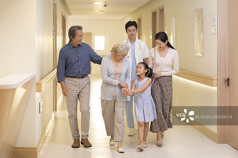 小女孩和家人接奶奶出院图片素材