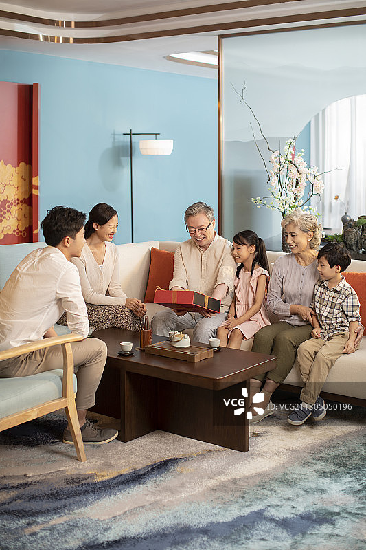 年轻夫妇带着孩子看望父母图片素材