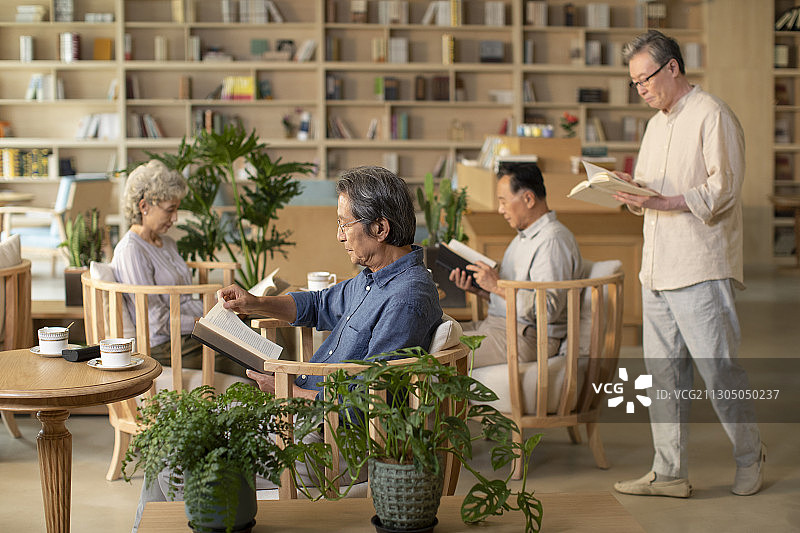 老人们在书吧看书图片素材