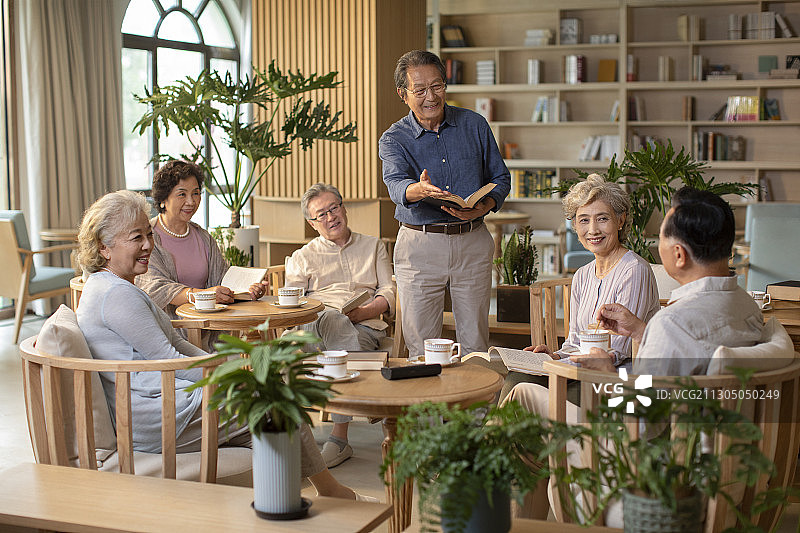 朋友们在书友会分享自己的见解图片素材