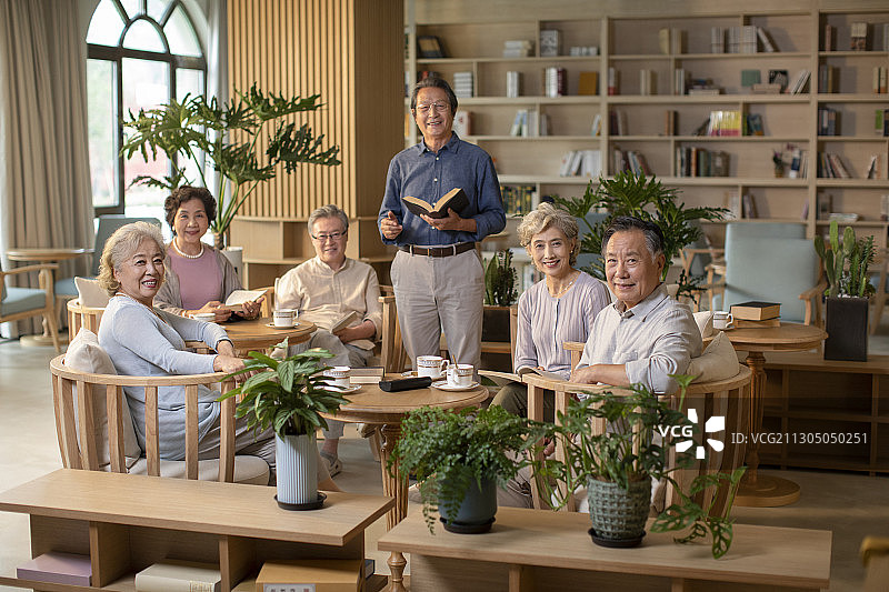 朋友们在书友会分享自己的见解图片素材