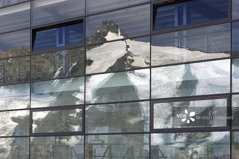 大格洛克纳山在玻璃上的倒影图片素材