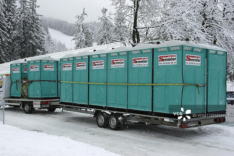 塞默灵滑雪比赛所需卡车上的移动厕所图片素材