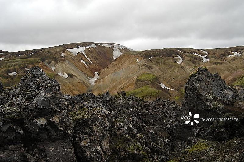 Landmannalaugar地区由流纹岩构成的彩色山脉，冰岛图片素材
