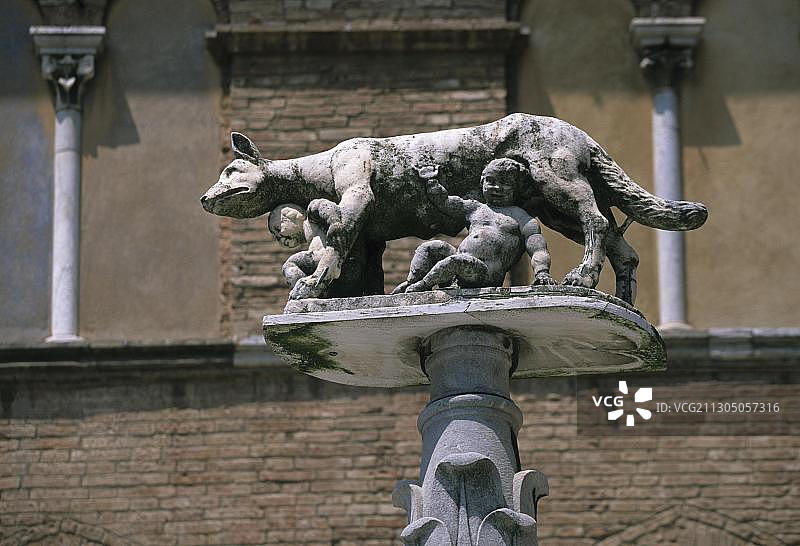 意大利锡耶纳托斯卡纳：罗穆卢斯和雷穆斯与罗马母狼图片素材