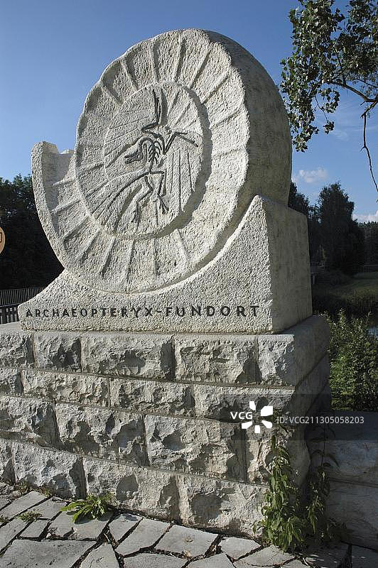 始祖鸟化石发现地纪念碑，位于巴伐利亚阿尔特米尔河谷图片素材