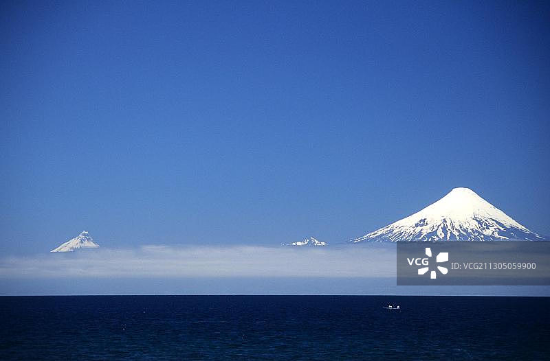 智利奥索尔诺火山和亚 Llanquihue 湖风光图片素材