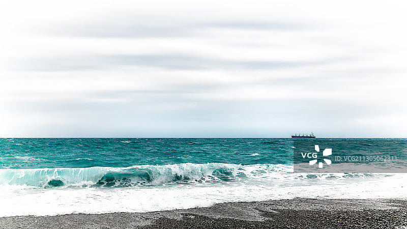 台湾七星潭的海浪和轮船图片素材