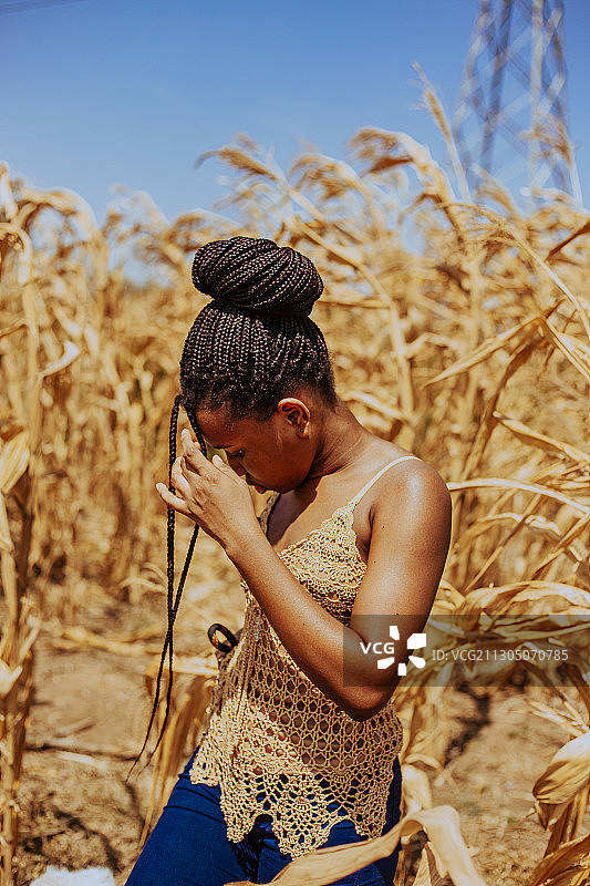 在加纳特马户外，年轻漂亮的黑人女性身穿露脐装图片素材
