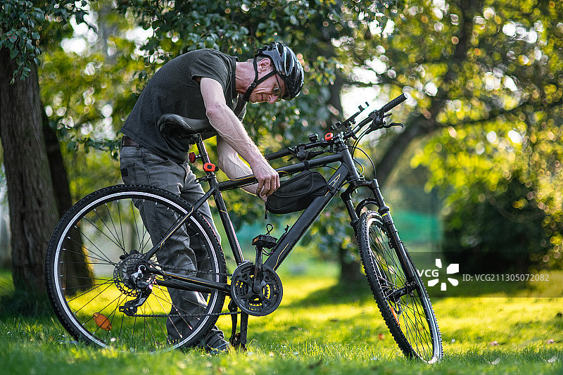 年长的男人准备去骑自行车，波兰图片素材