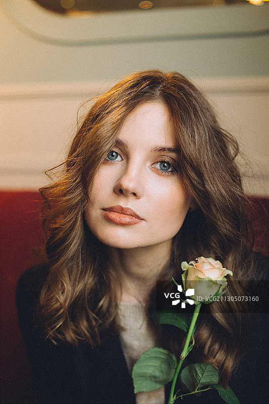 手持玫瑰的漂亮白人女性，俄罗斯莫斯科图片素材