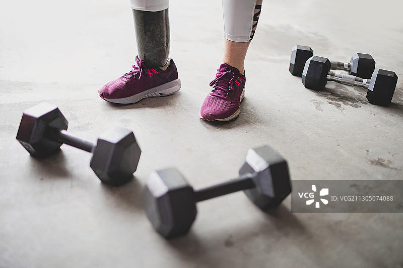 截肢的白人妇女举重，美国华盛顿州波尔斯博图片素材