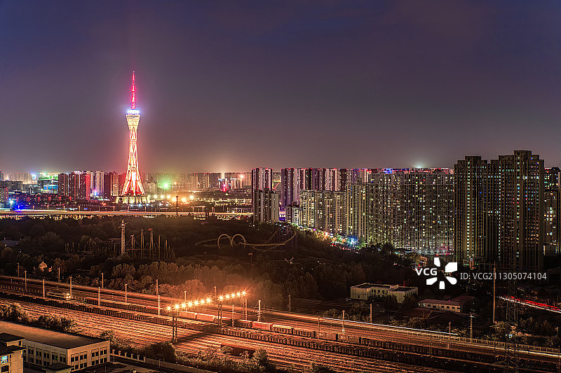 中国河南郑州中原福塔前的陇海铁路图片素材