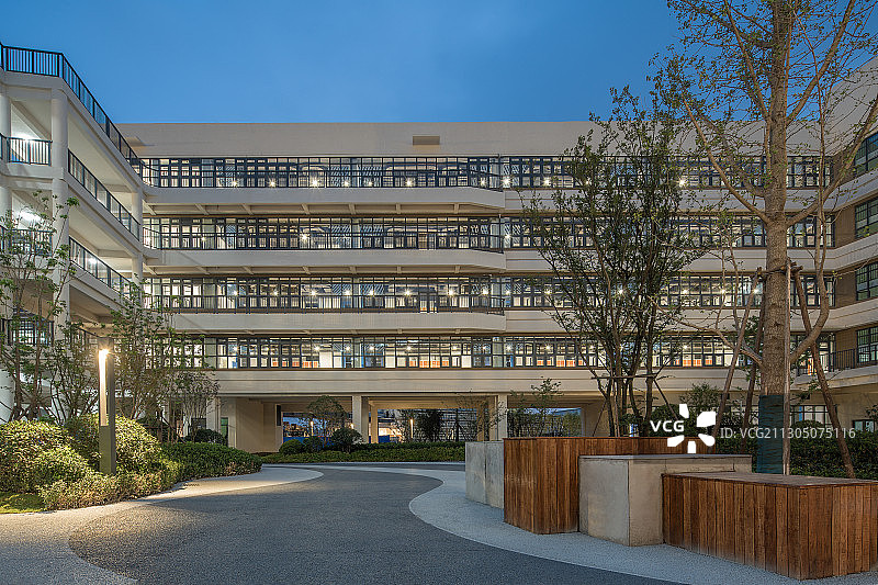 现代化学校校园夜景图片素材