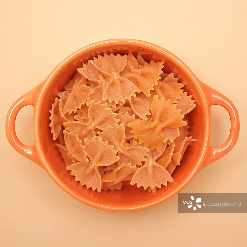 橘色碗里的蝴蝶结意面图片素材