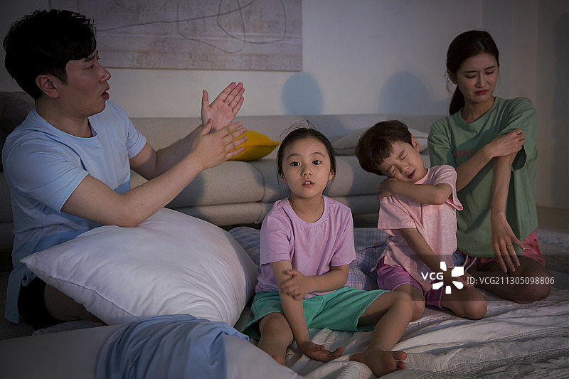 温馨家庭居家享受暑假概念图片素材