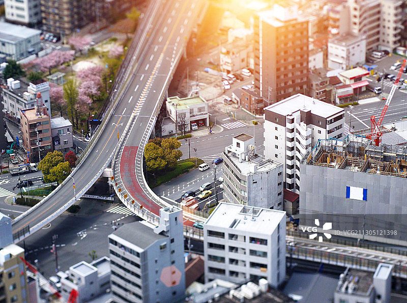 从高处使用移轴镜头俯拍大阪城市风光图片素材