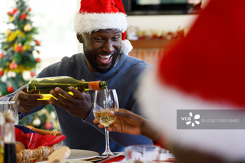 倒酒的非裔美国男人图片素材