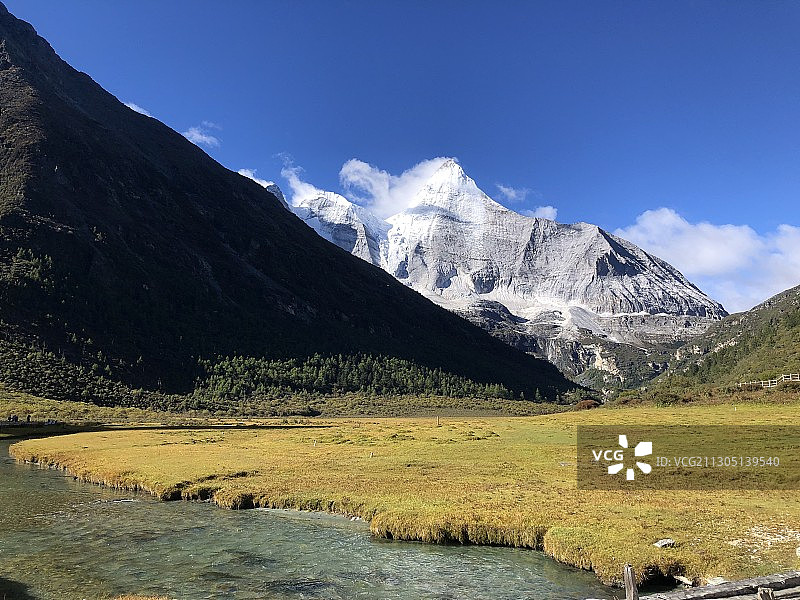 从洛绒牛场看仙乃日神山图片素材