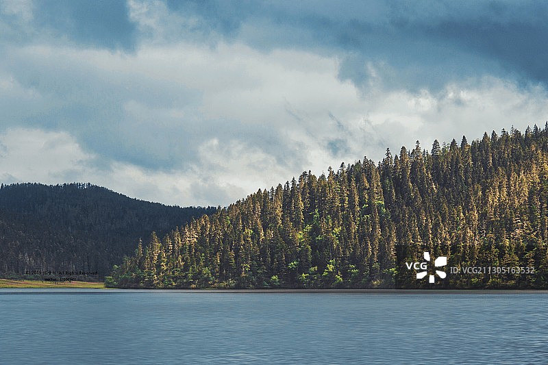 云南普达措国家森林公园秋日景观图片素材