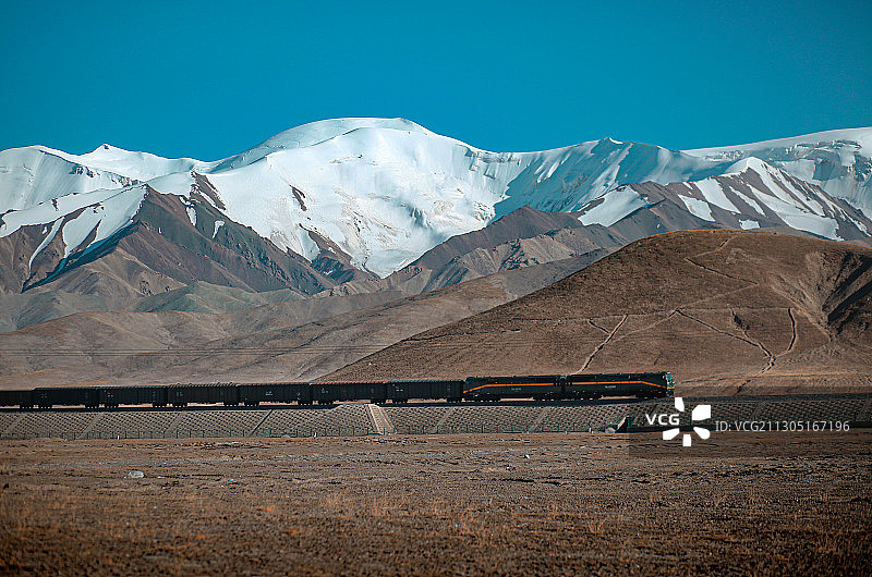雪山下的青藏线图片素材