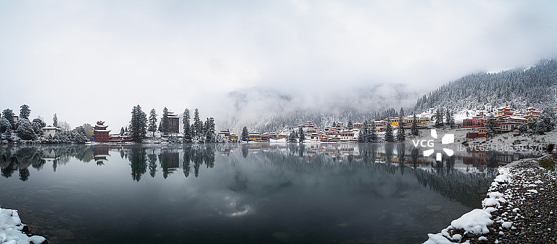 措卡湖秋天的雪图片素材