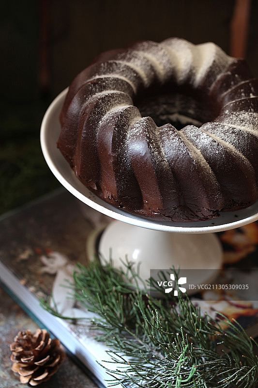 一个放在白色托盘中的巧克力戚风蛋糕图片素材