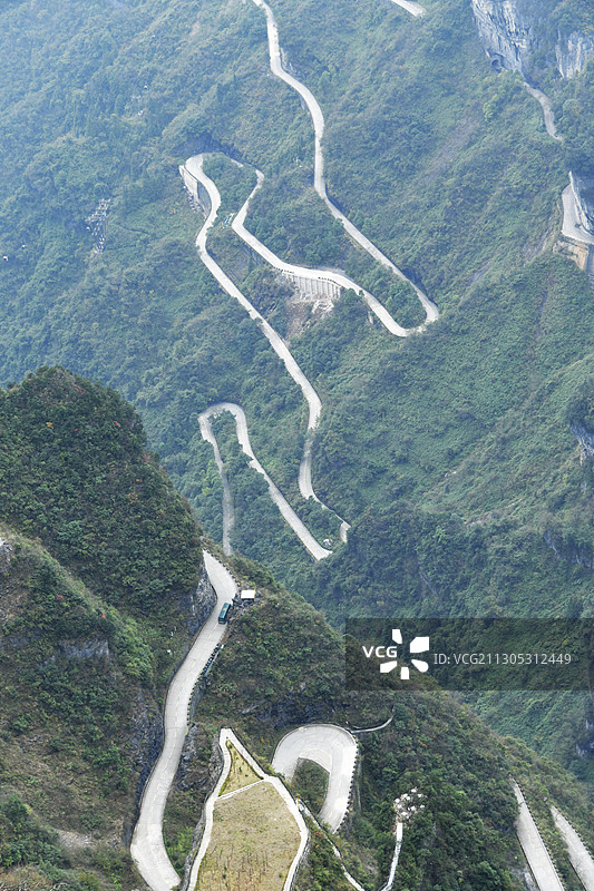 湖南张家界：盘山公路99道弯 沿途秋色美如画图片素材