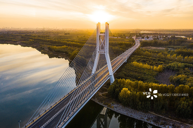 桥畔黄昏满地金图片素材