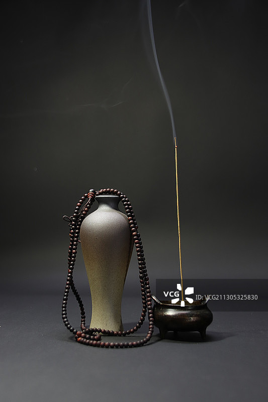 香炉、梅瓶与手串静物一组图片素材