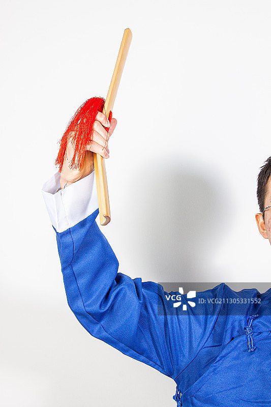 中国传统文化相声表演者穿着古风大褂手持扇子与快板图片素材