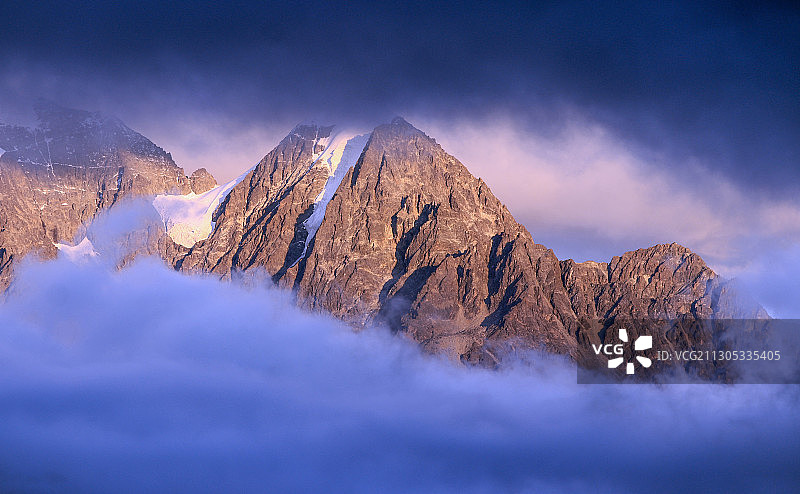 远眺贡嘎山图片素材