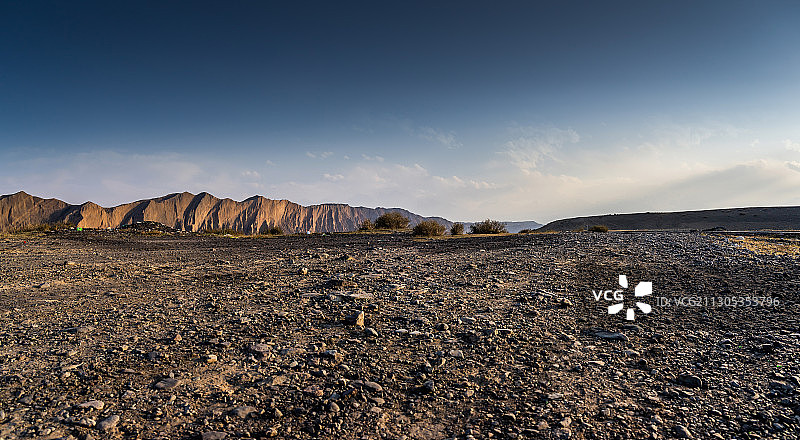 新疆秋季安集海大峡谷风化山峰河流砂石道路日落图片素材